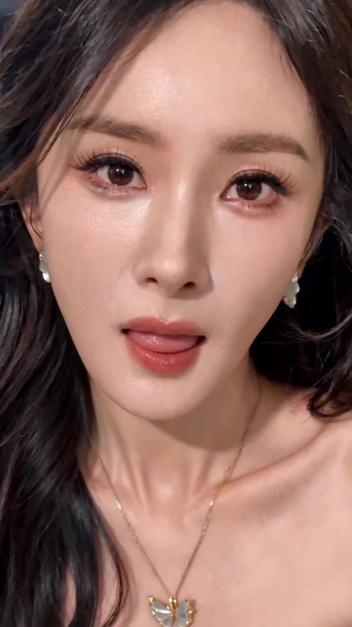 杨幂_杨颖_为了资源拼命在饭局上讨好金主大佬们！-秘密图库